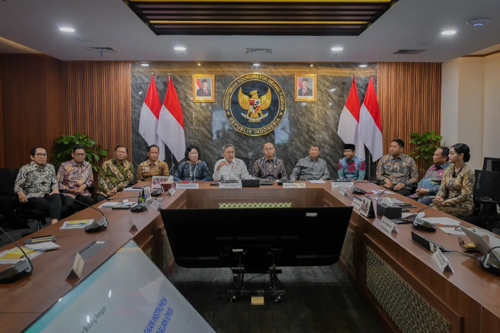 Indonesian government officials meeting to discuss national carbon policy